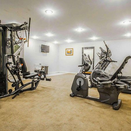 Clarion Inn & Suites At The Outlets Of Lake George Ngoại thất bức ảnh