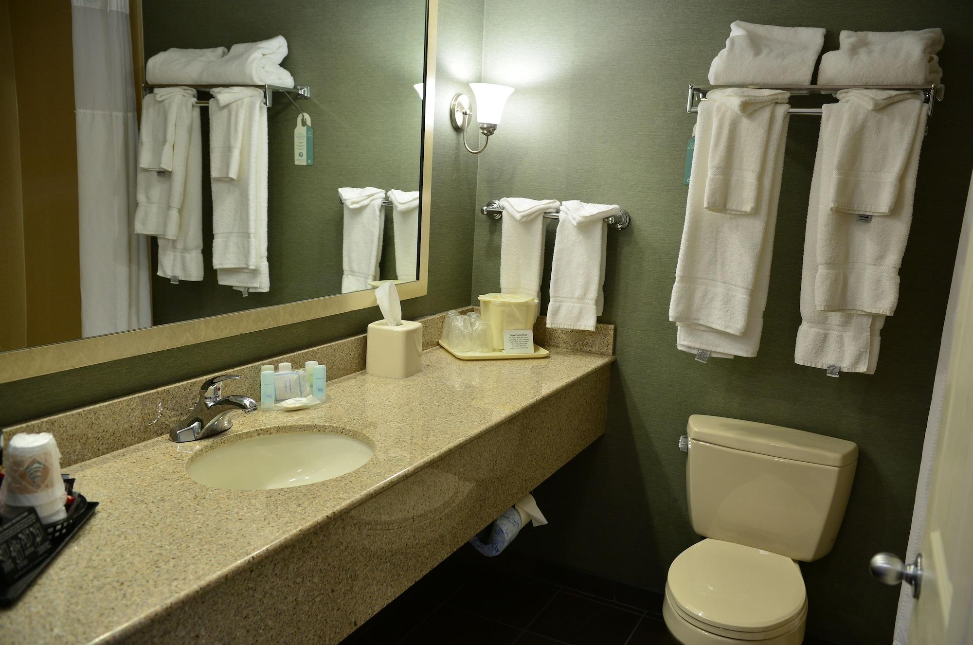 Clarion Inn & Suites At The Outlets Of Lake George Ngoại thất bức ảnh