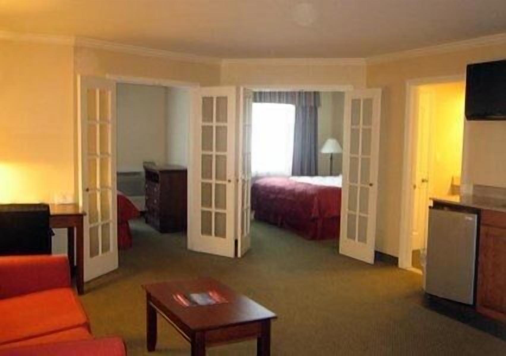 Clarion Inn & Suites At The Outlets Of Lake George Ngoại thất bức ảnh