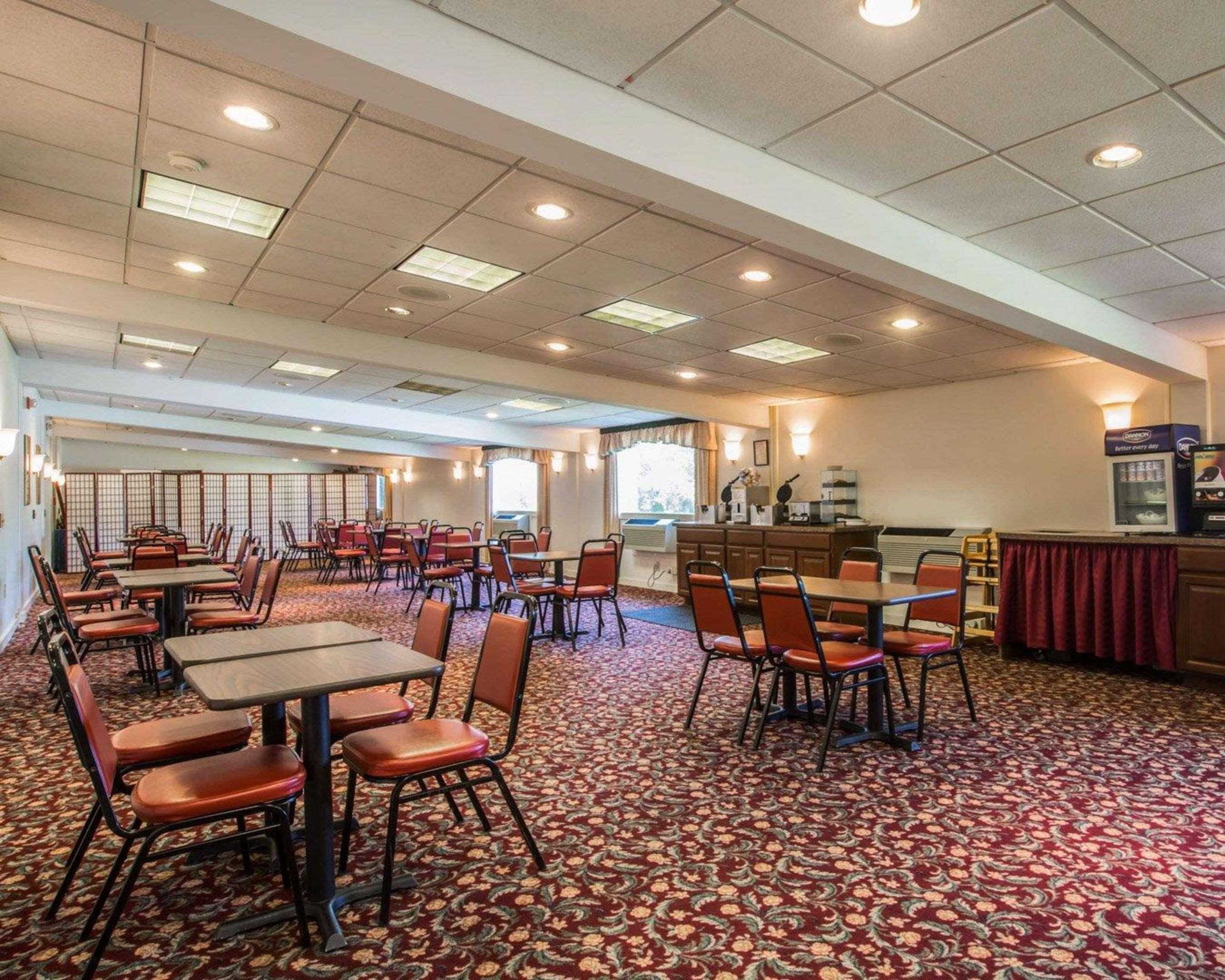 Clarion Inn & Suites At The Outlets Of Lake George Ngoại thất bức ảnh