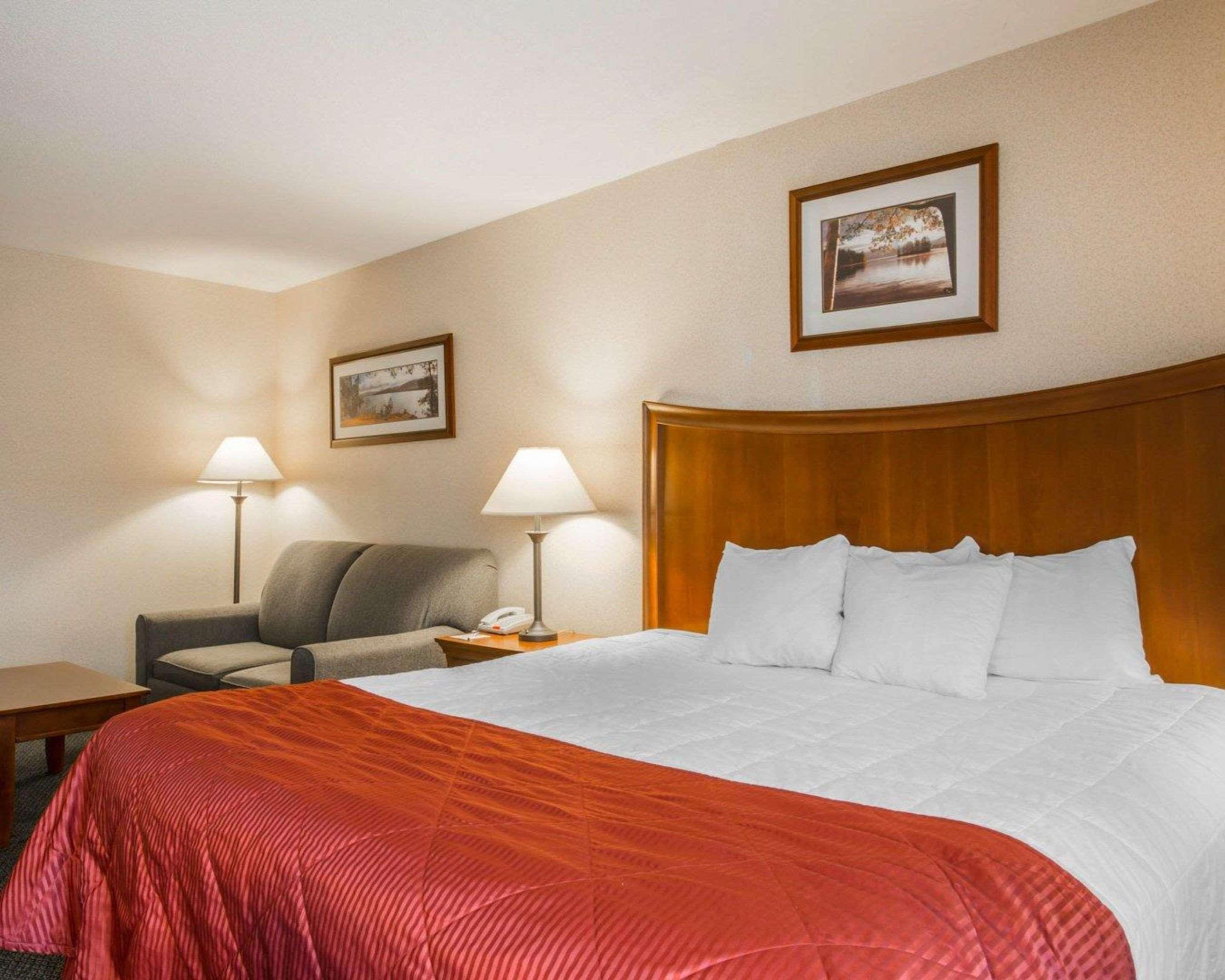 Clarion Inn & Suites At The Outlets Of Lake George Ngoại thất bức ảnh