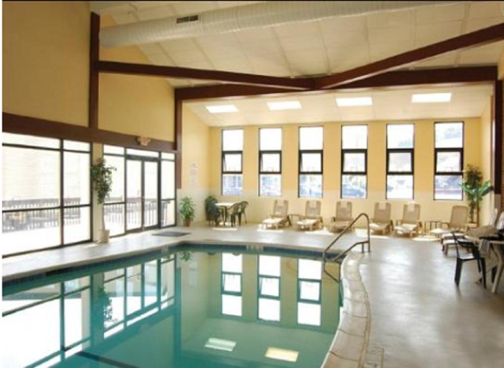 Clarion Inn & Suites At The Outlets Of Lake George Ngoại thất bức ảnh