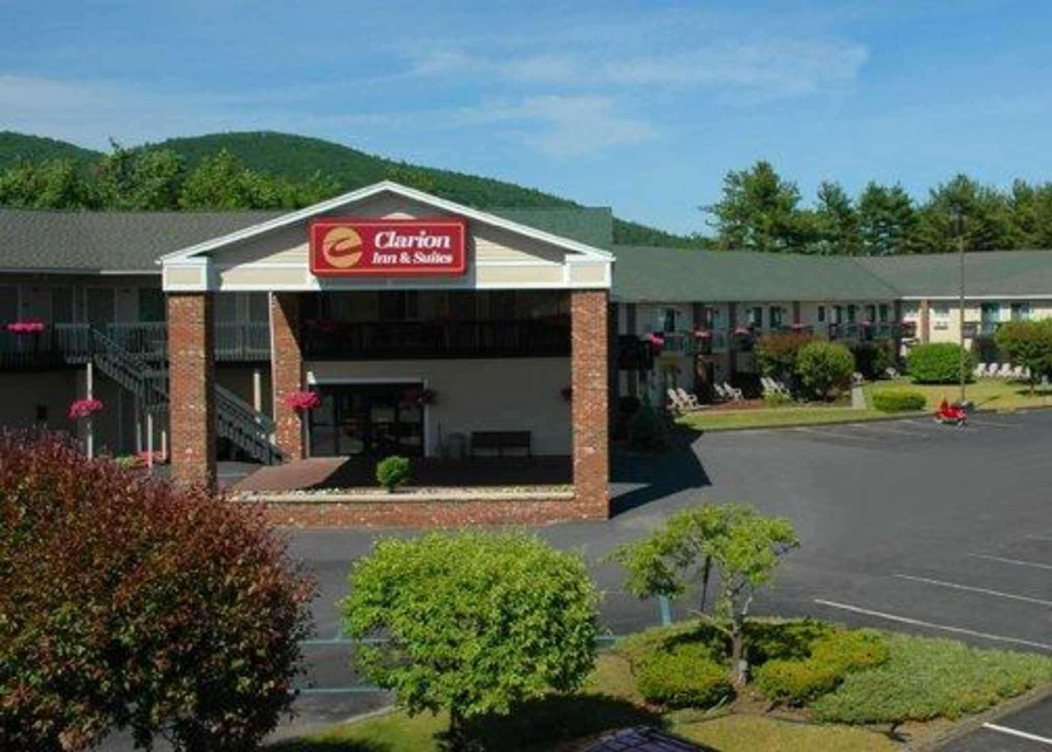 Clarion Inn & Suites At The Outlets Of Lake George Ngoại thất bức ảnh