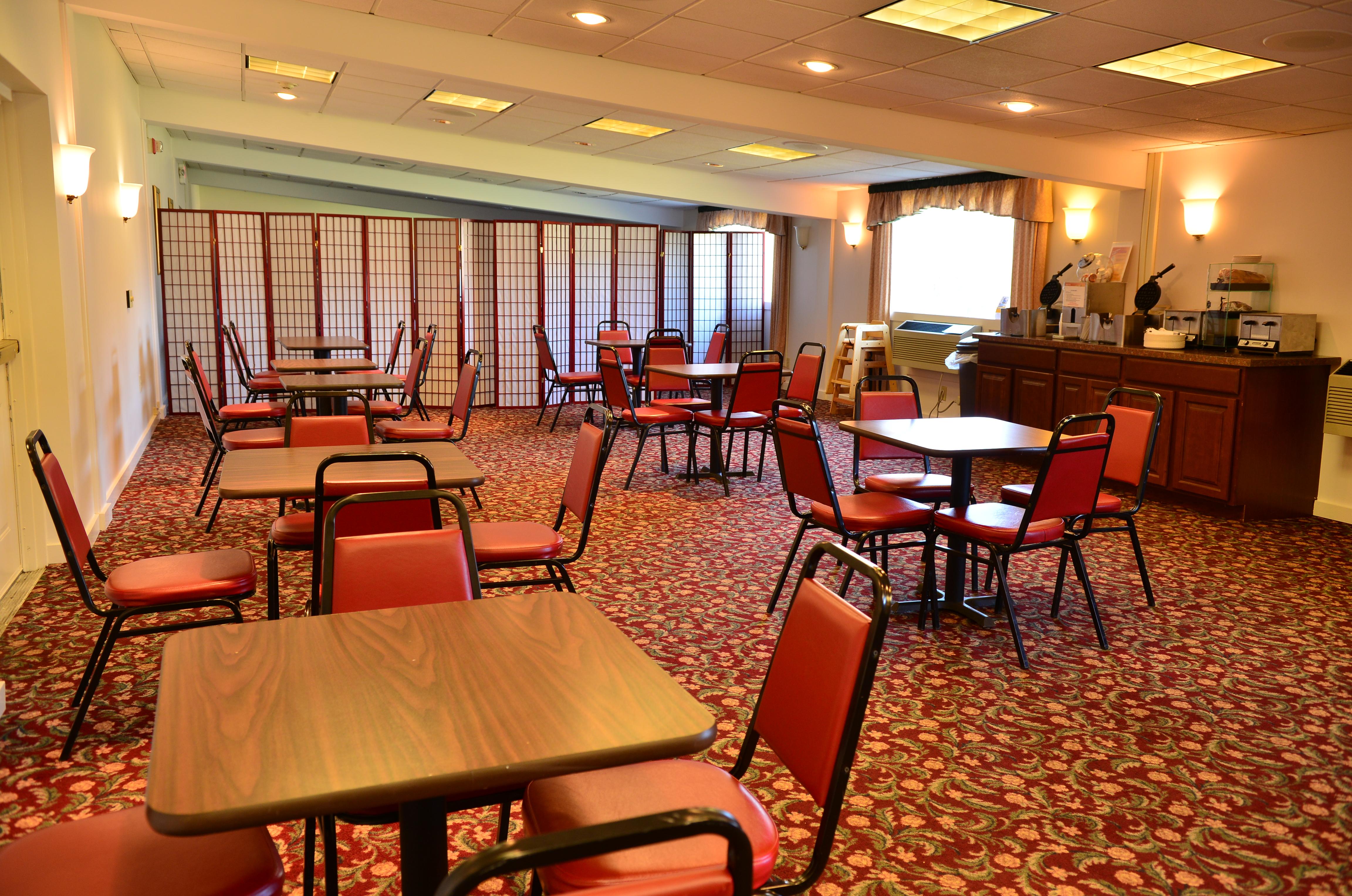 Clarion Inn & Suites At The Outlets Of Lake George Ngoại thất bức ảnh