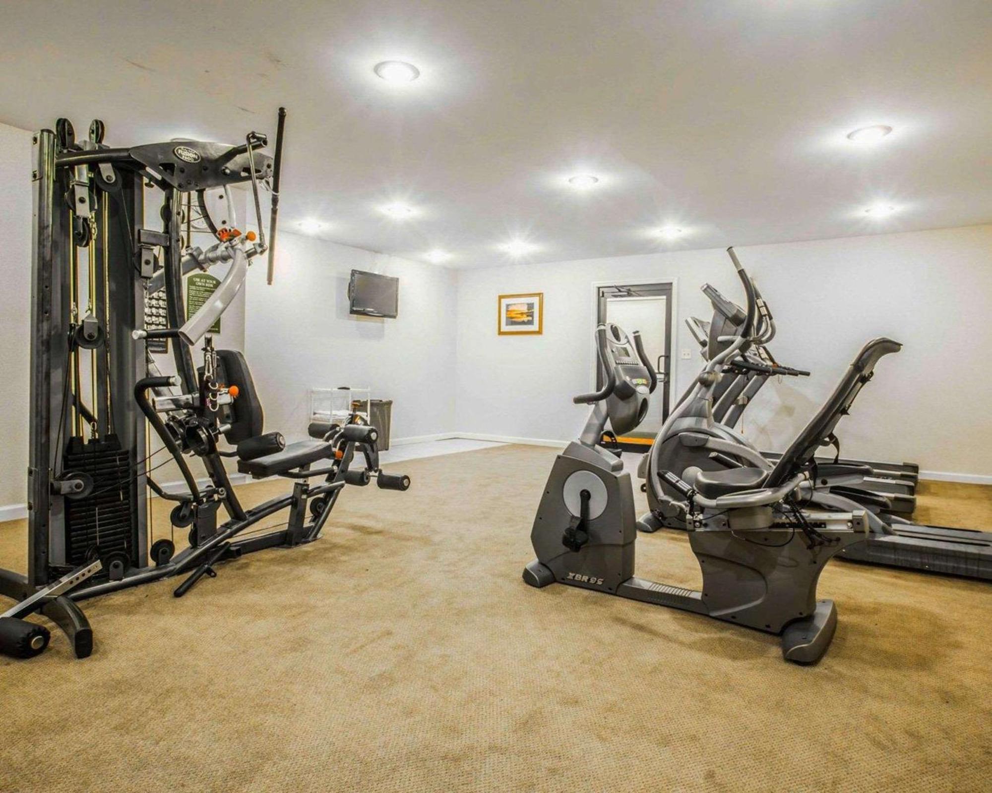 Clarion Inn & Suites At The Outlets Of Lake George Ngoại thất bức ảnh