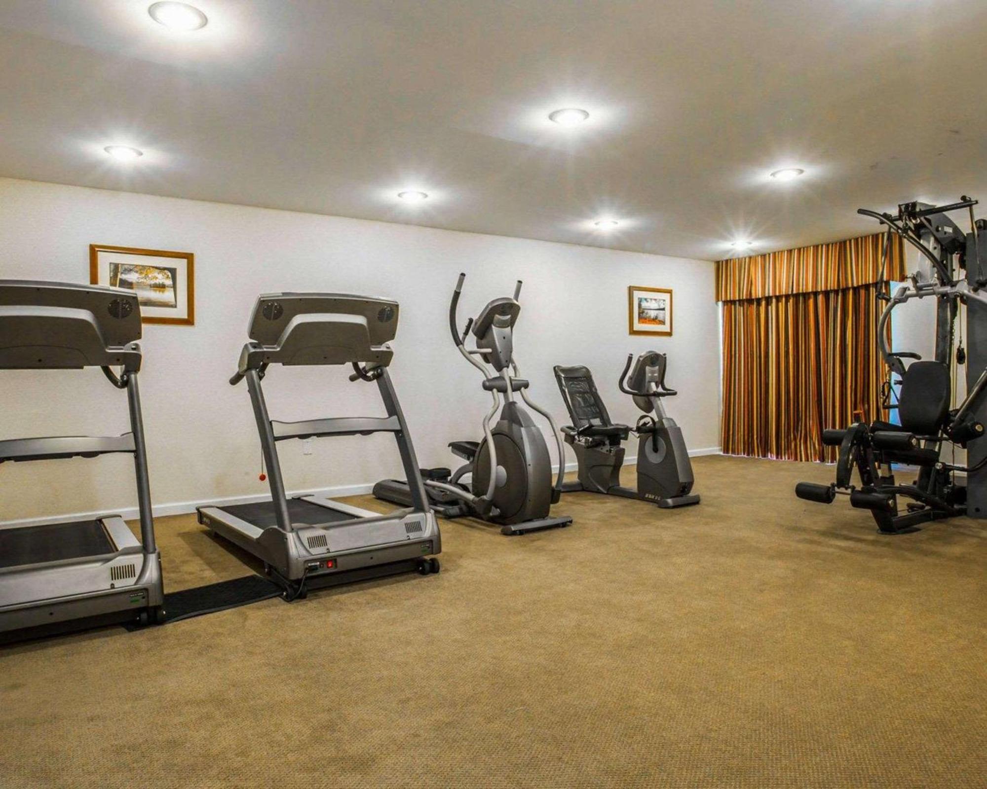 Clarion Inn & Suites At The Outlets Of Lake George Ngoại thất bức ảnh