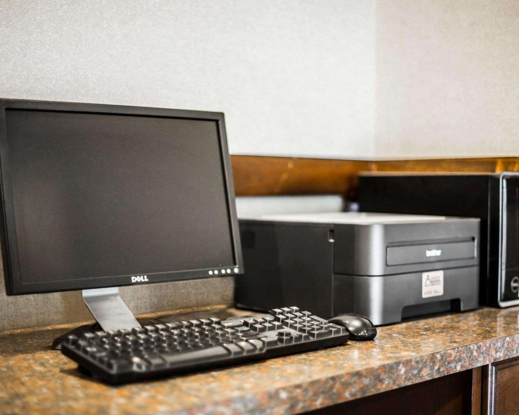 Clarion Inn & Suites At The Outlets Of Lake George Ngoại thất bức ảnh