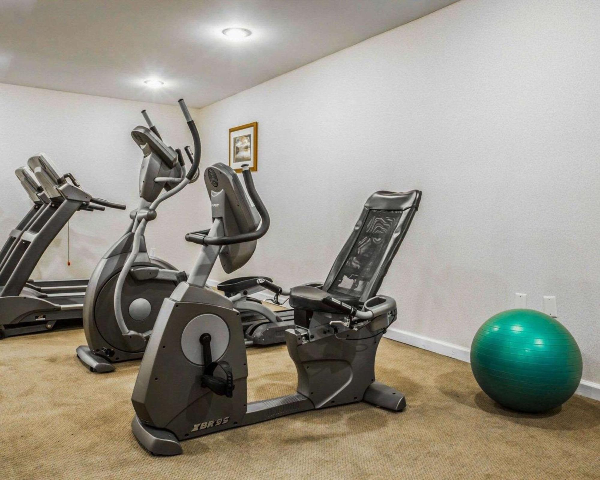 Clarion Inn & Suites At The Outlets Of Lake George Ngoại thất bức ảnh