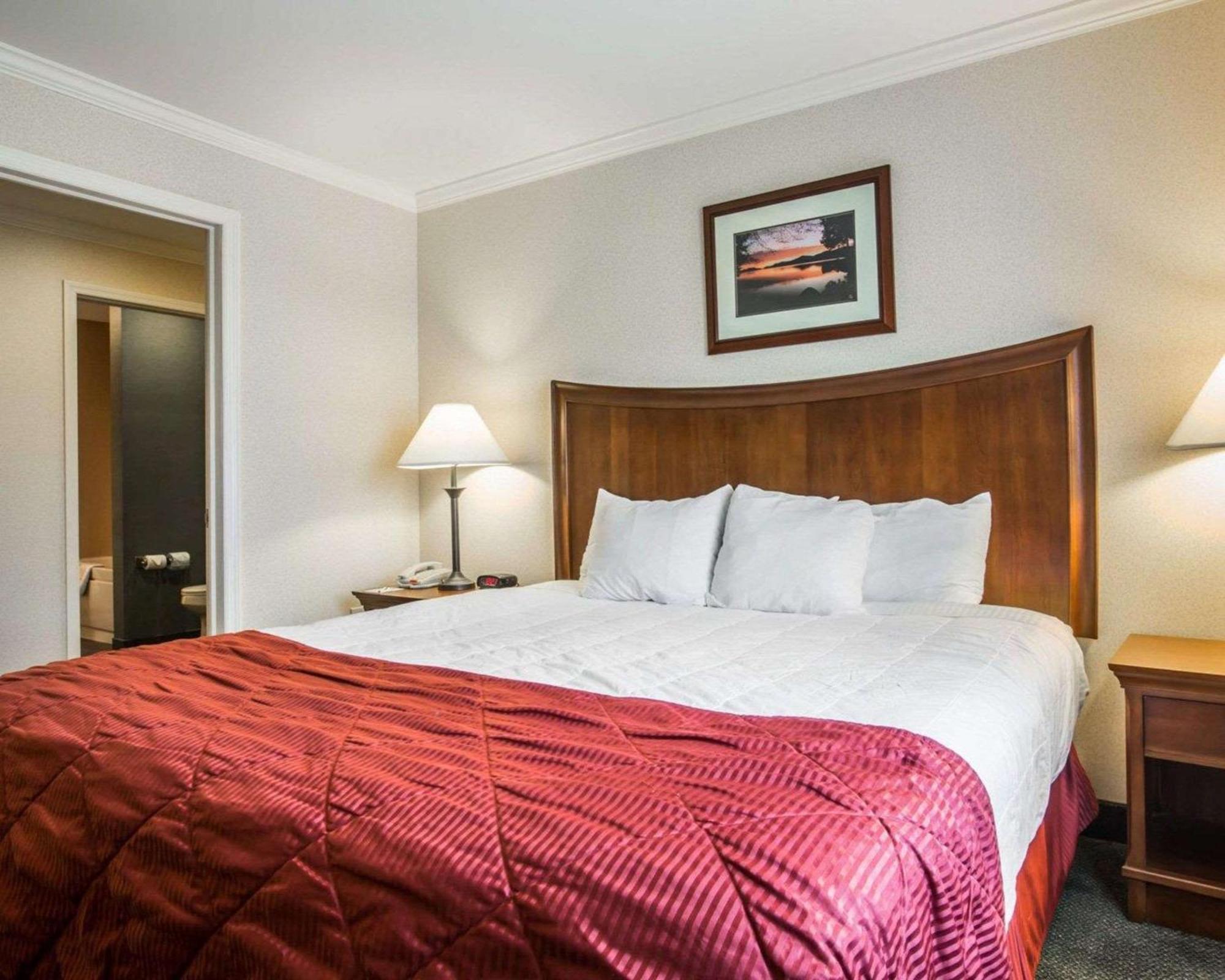 Clarion Inn & Suites At The Outlets Of Lake George Ngoại thất bức ảnh