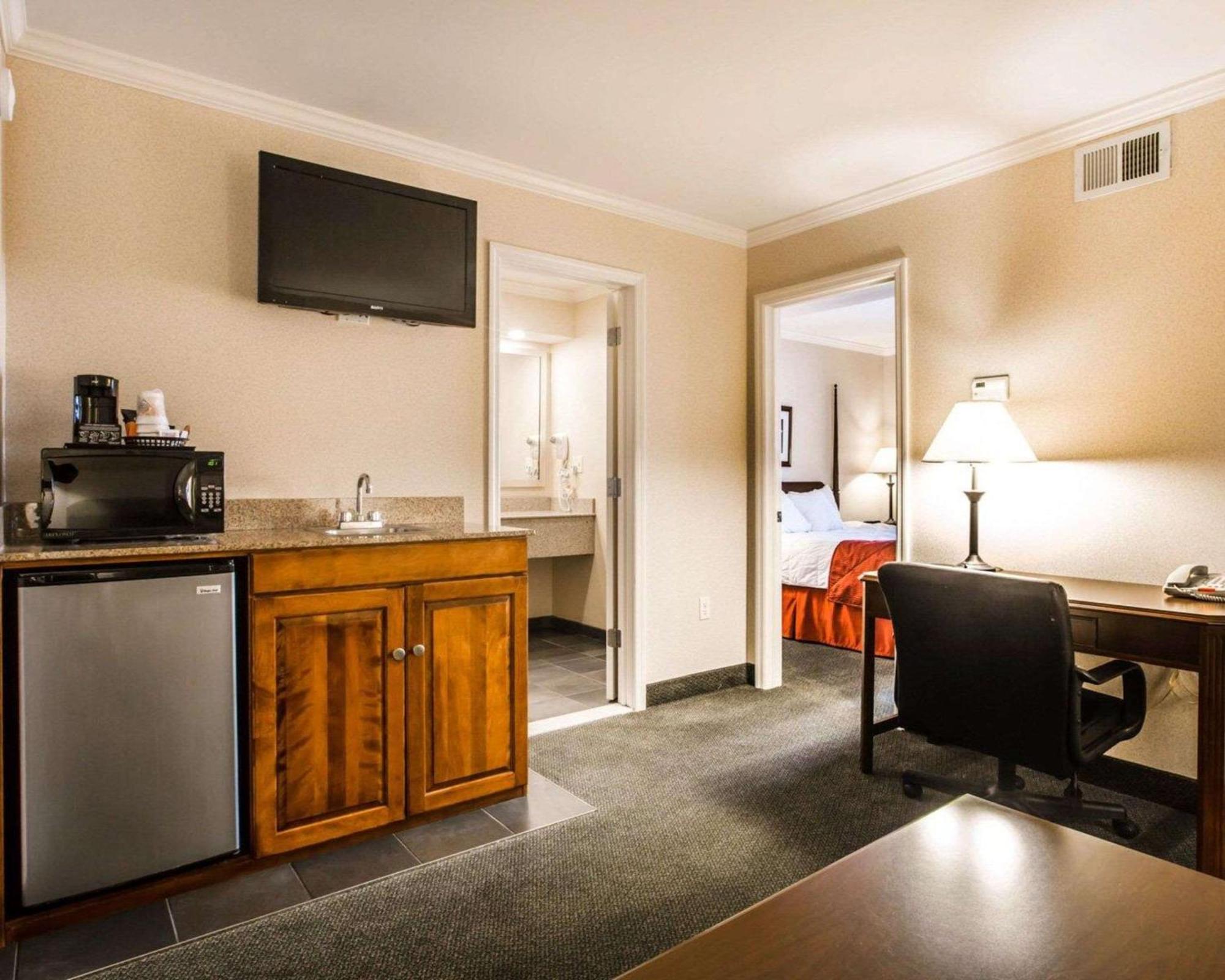 Clarion Inn & Suites At The Outlets Of Lake George Ngoại thất bức ảnh