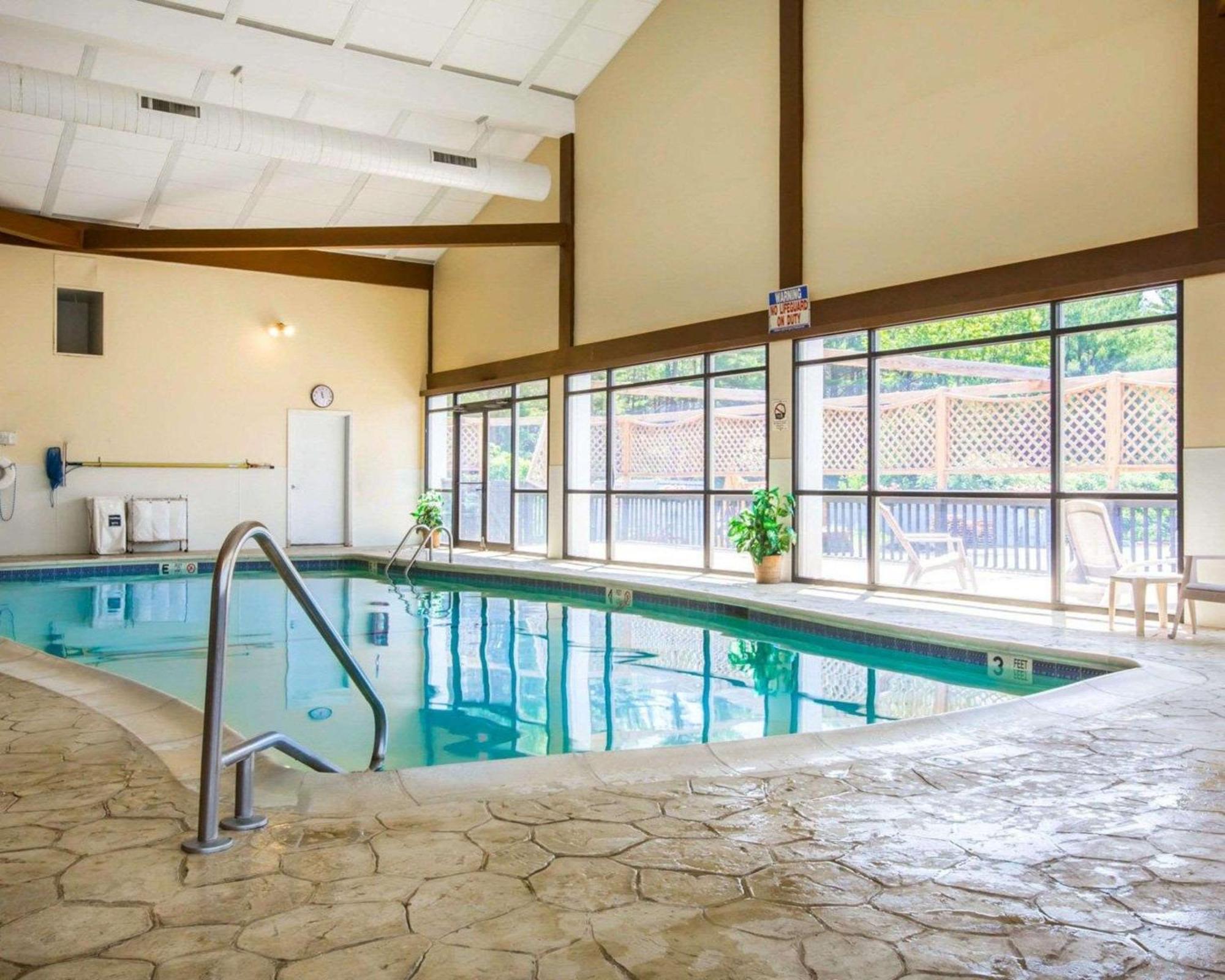 Clarion Inn & Suites At The Outlets Of Lake George Ngoại thất bức ảnh