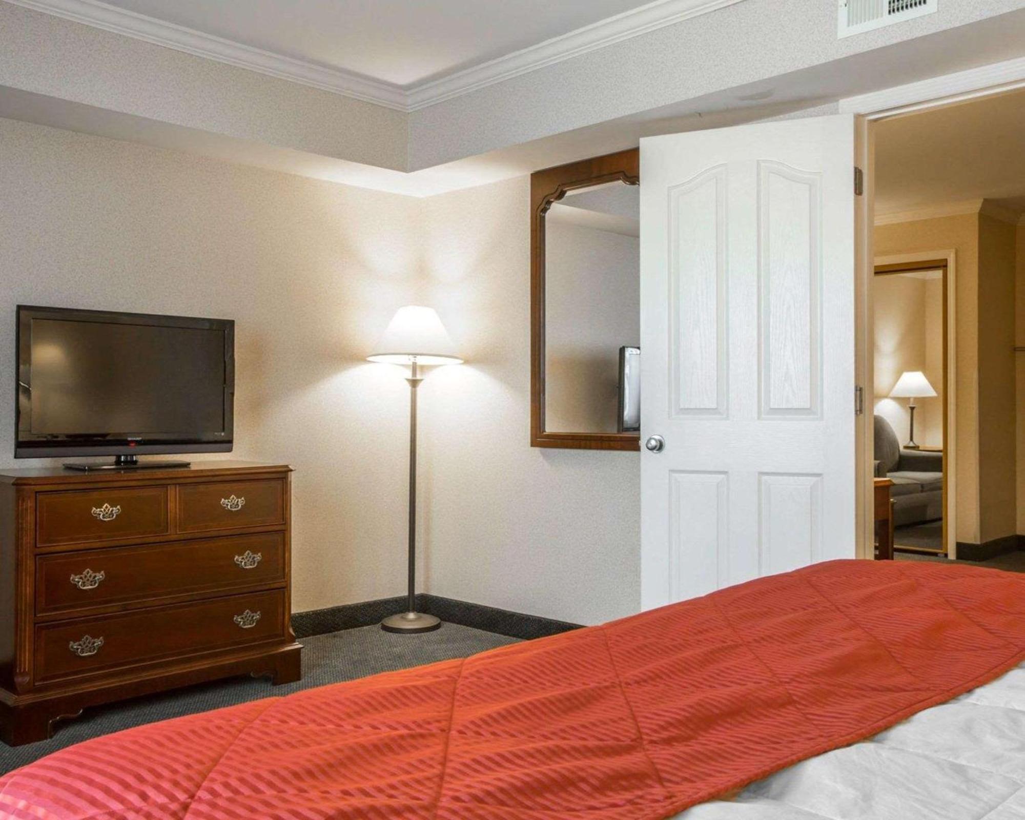 Clarion Inn & Suites At The Outlets Of Lake George Ngoại thất bức ảnh