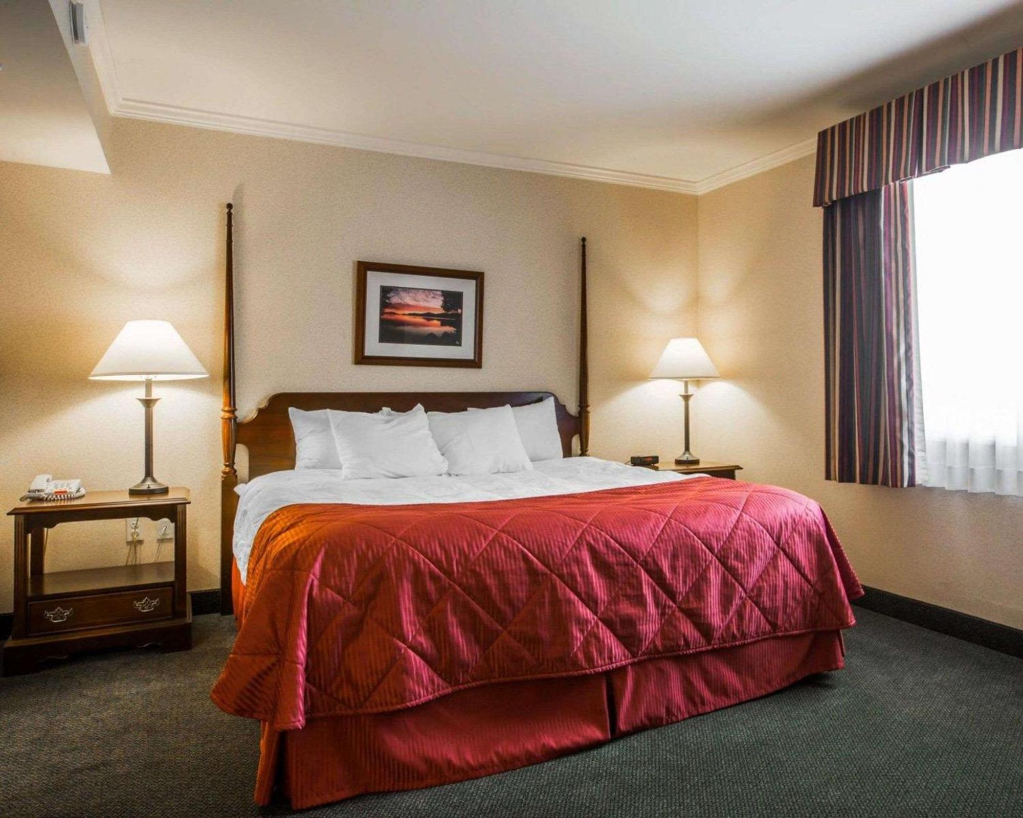 Clarion Inn & Suites At The Outlets Of Lake George Ngoại thất bức ảnh