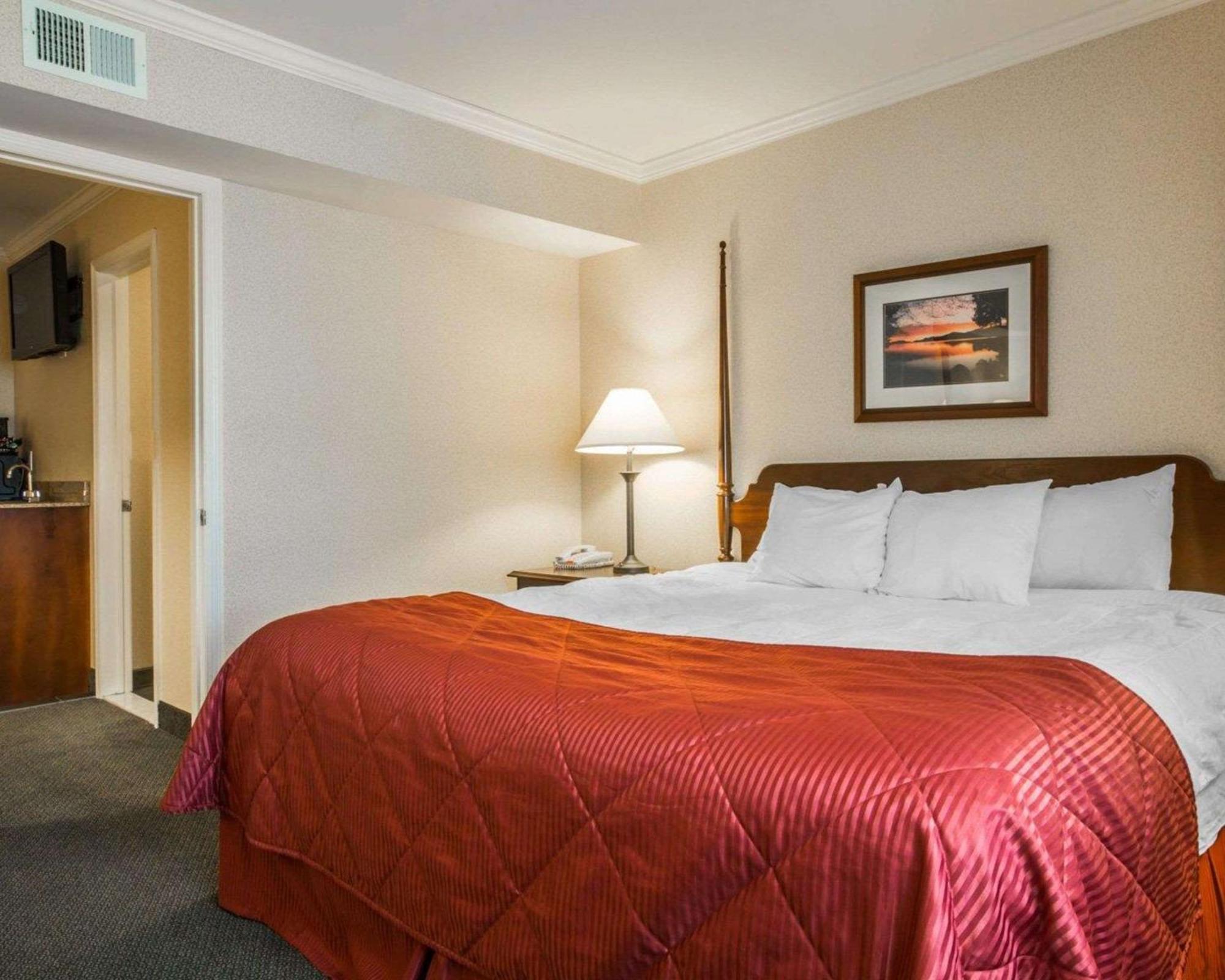 Clarion Inn & Suites At The Outlets Of Lake George Ngoại thất bức ảnh