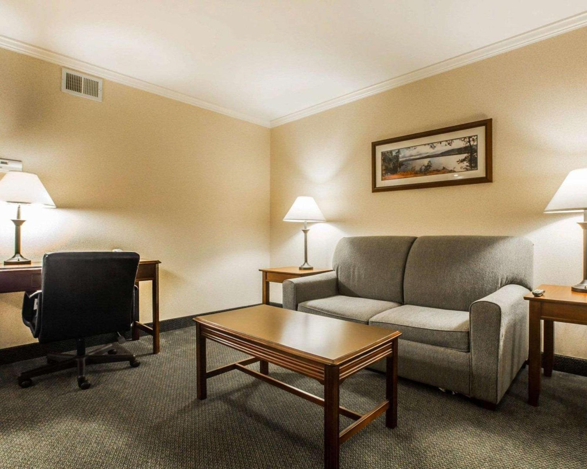 Clarion Inn & Suites At The Outlets Of Lake George Ngoại thất bức ảnh