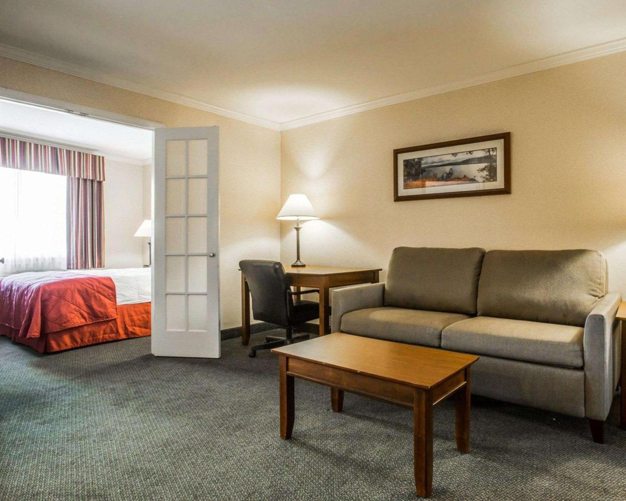Clarion Inn & Suites At The Outlets Of Lake George Ngoại thất bức ảnh