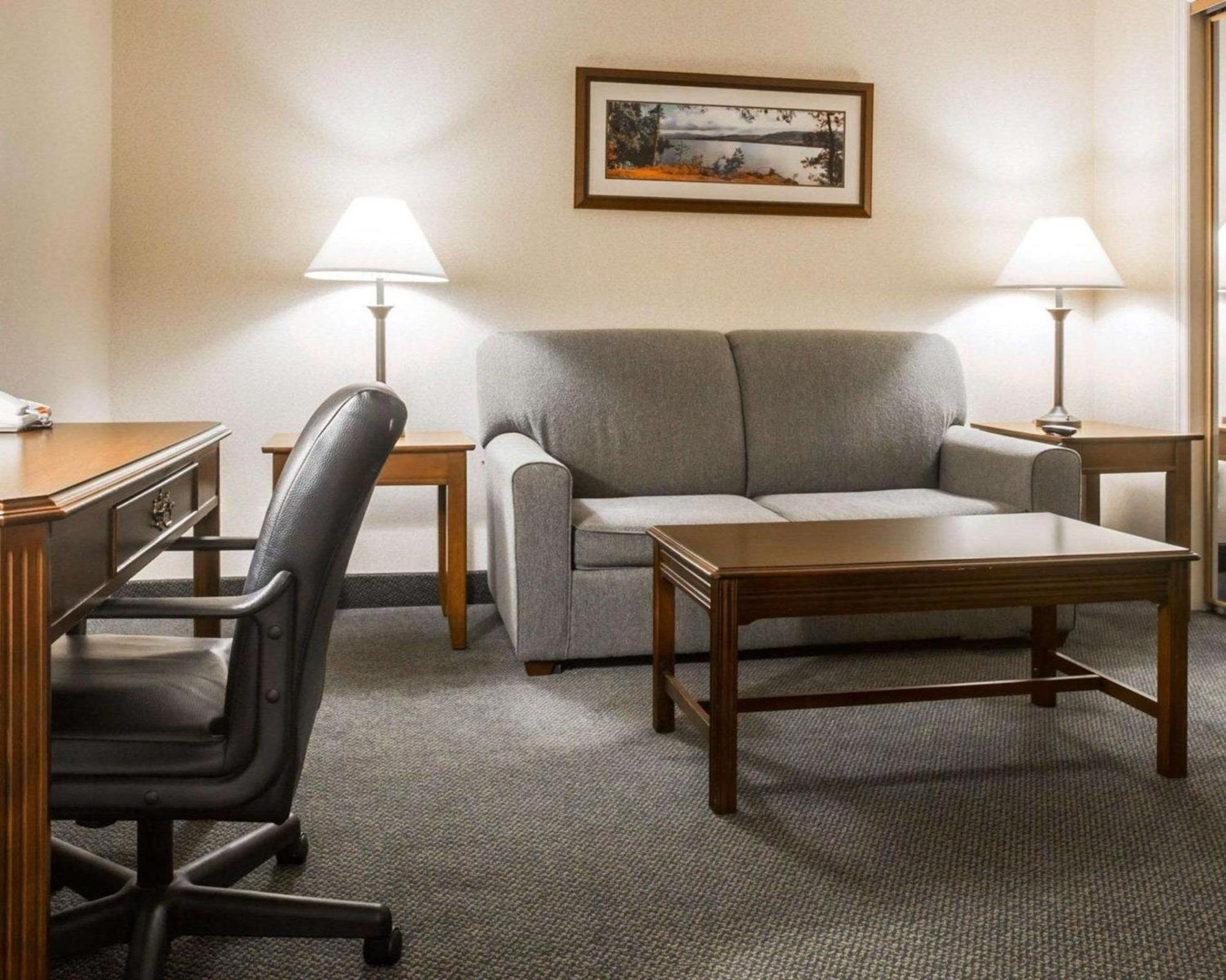 Clarion Inn & Suites At The Outlets Of Lake George Ngoại thất bức ảnh