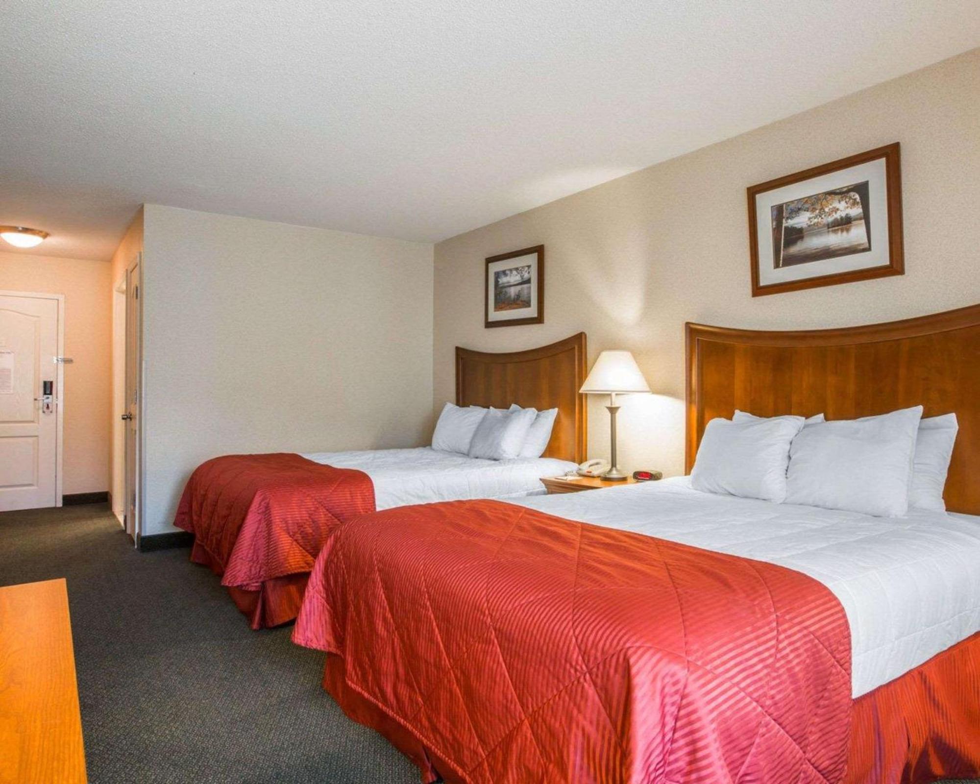 Clarion Inn & Suites At The Outlets Of Lake George Ngoại thất bức ảnh