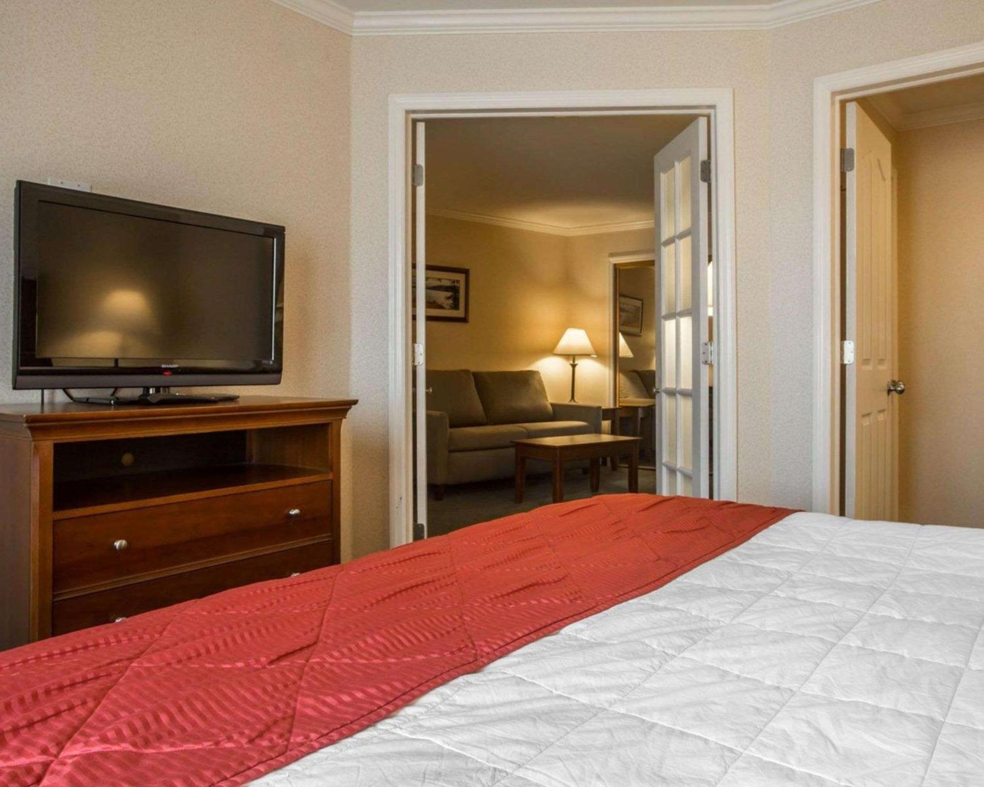 Clarion Inn & Suites At The Outlets Of Lake George Ngoại thất bức ảnh
