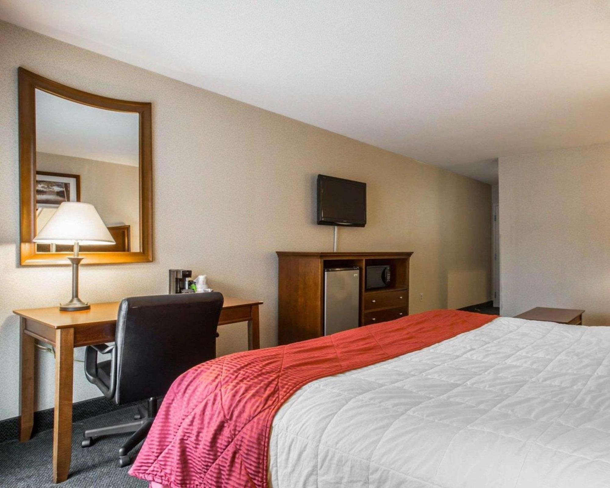 Clarion Inn & Suites At The Outlets Of Lake George Ngoại thất bức ảnh