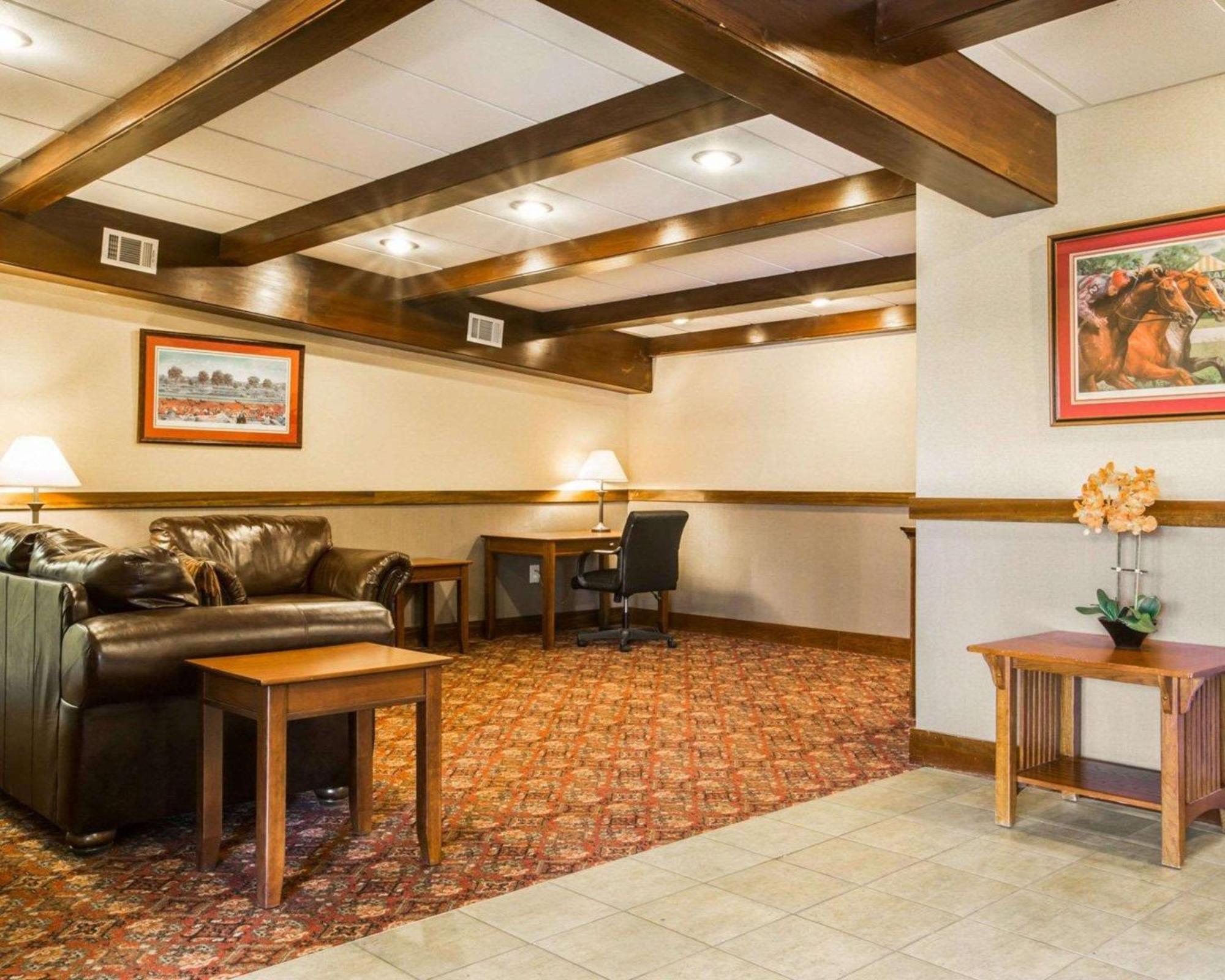Clarion Inn & Suites At The Outlets Of Lake George Ngoại thất bức ảnh