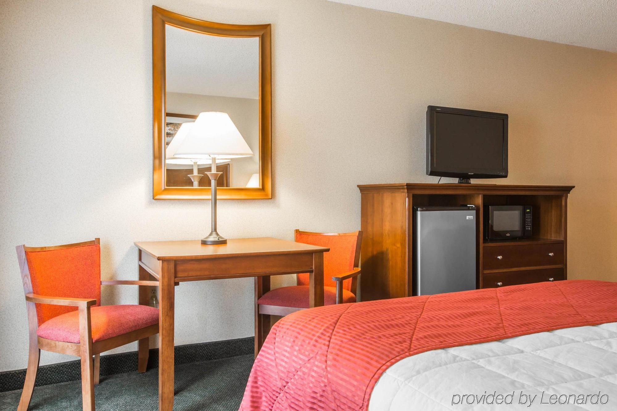 Clarion Inn & Suites At The Outlets Of Lake George Ngoại thất bức ảnh