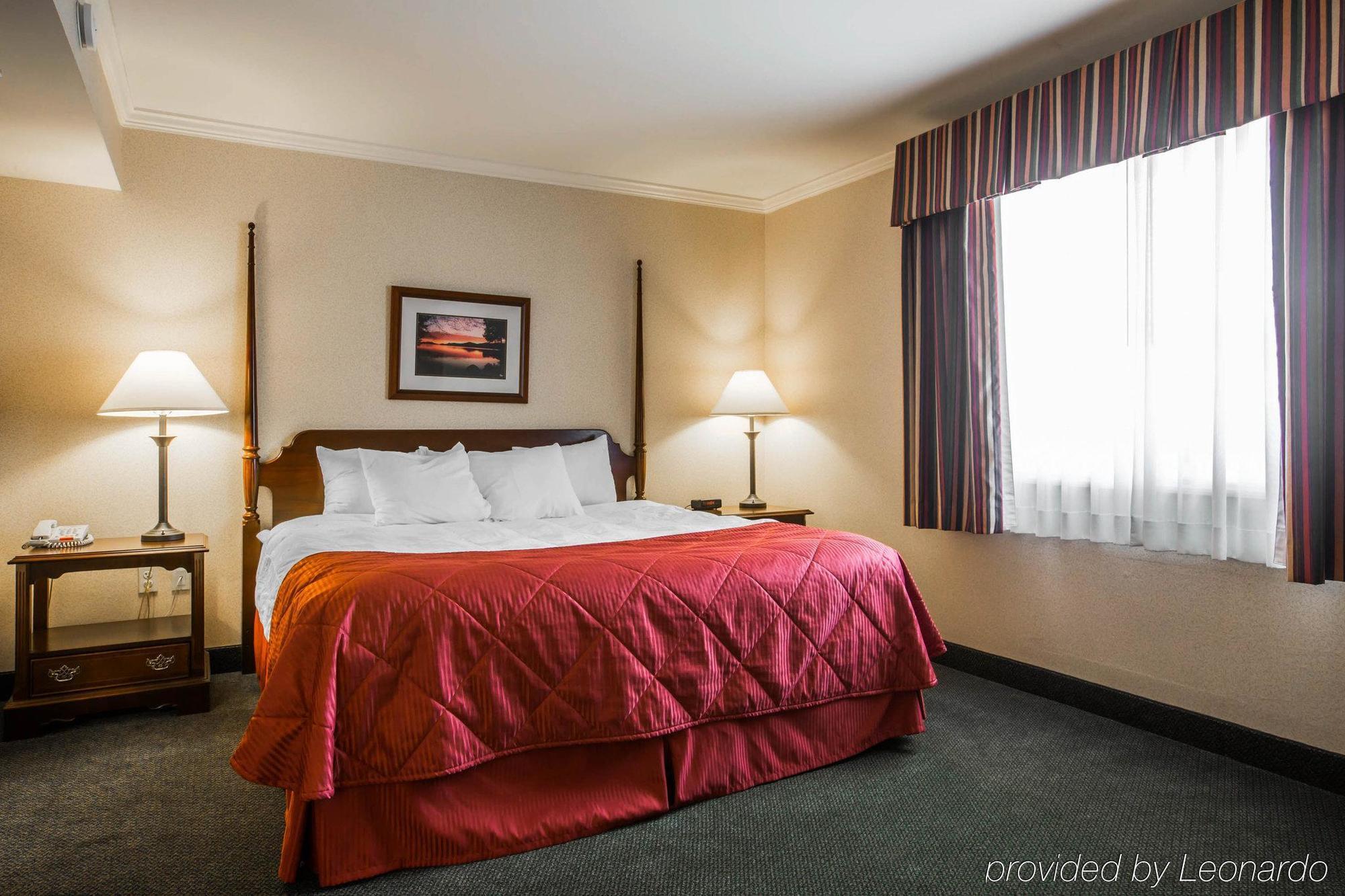 Clarion Inn & Suites At The Outlets Of Lake George Ngoại thất bức ảnh