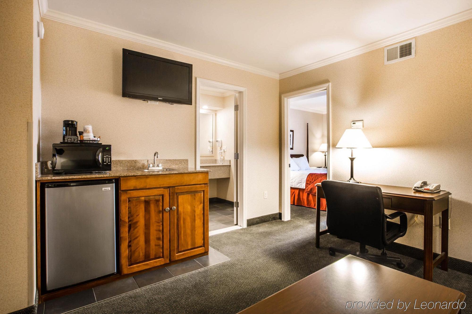 Clarion Inn & Suites At The Outlets Of Lake George Ngoại thất bức ảnh