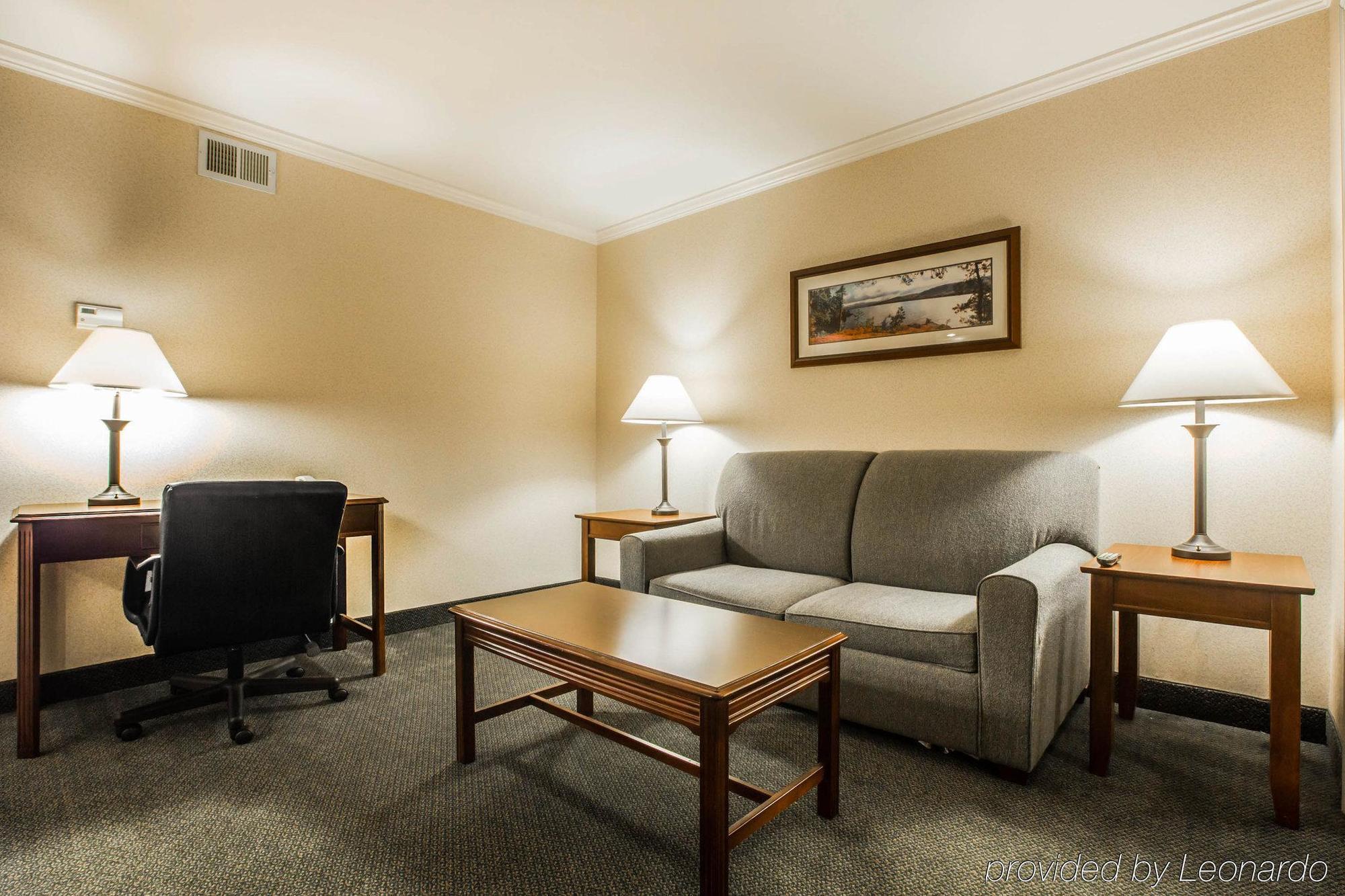Clarion Inn & Suites At The Outlets Of Lake George Ngoại thất bức ảnh