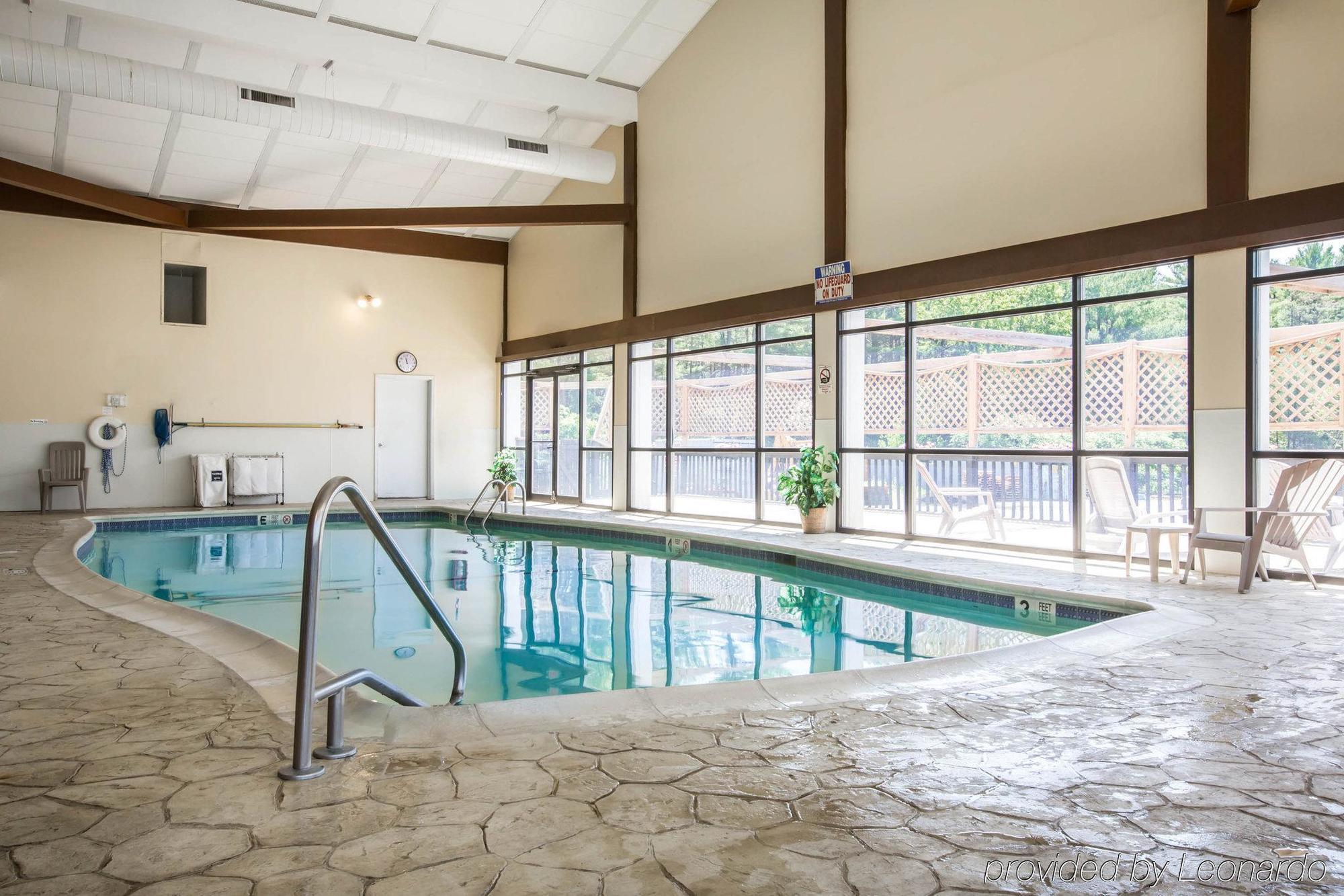 Clarion Inn & Suites At The Outlets Of Lake George Ngoại thất bức ảnh