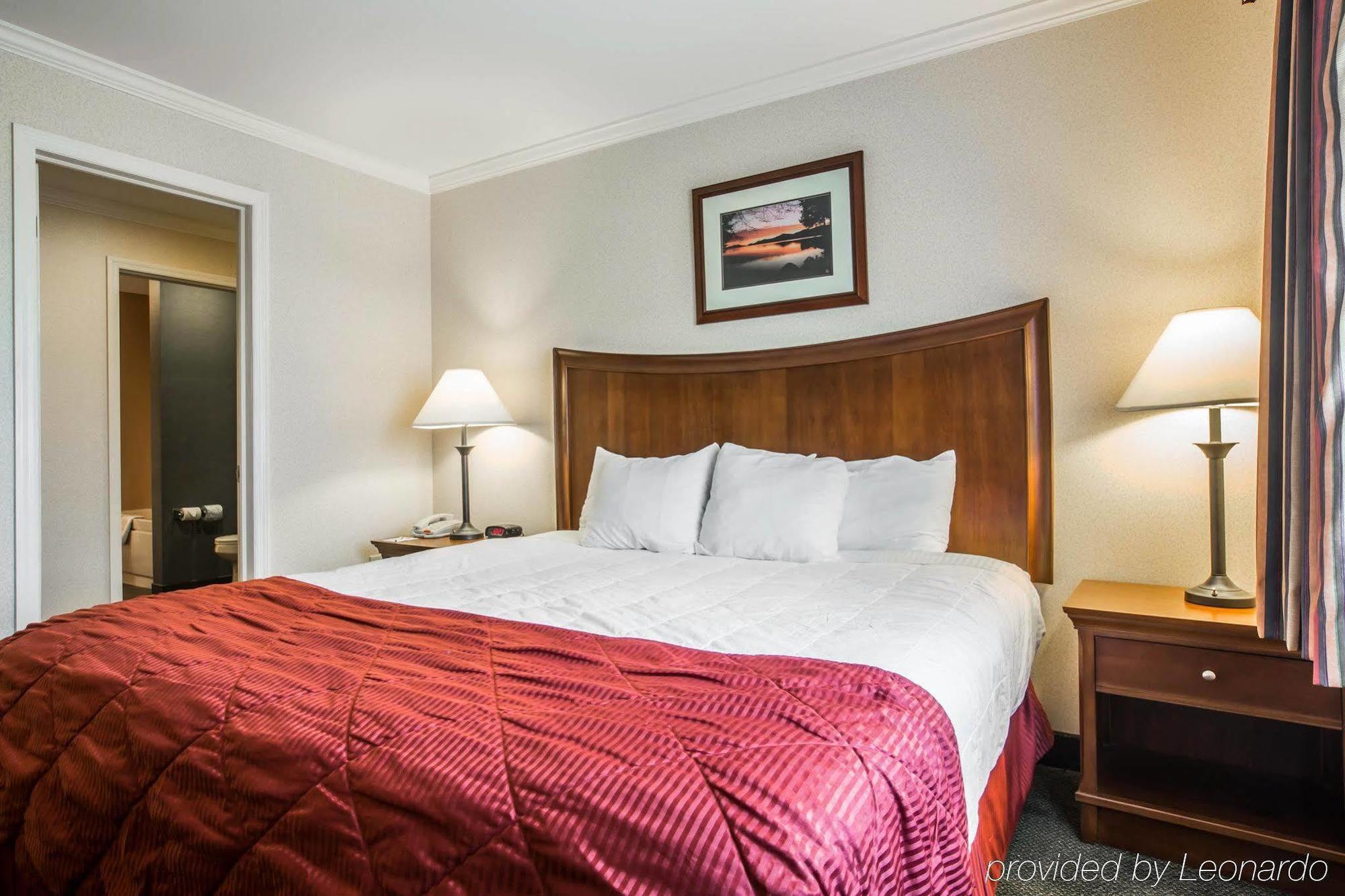 Clarion Inn & Suites At The Outlets Of Lake George Ngoại thất bức ảnh