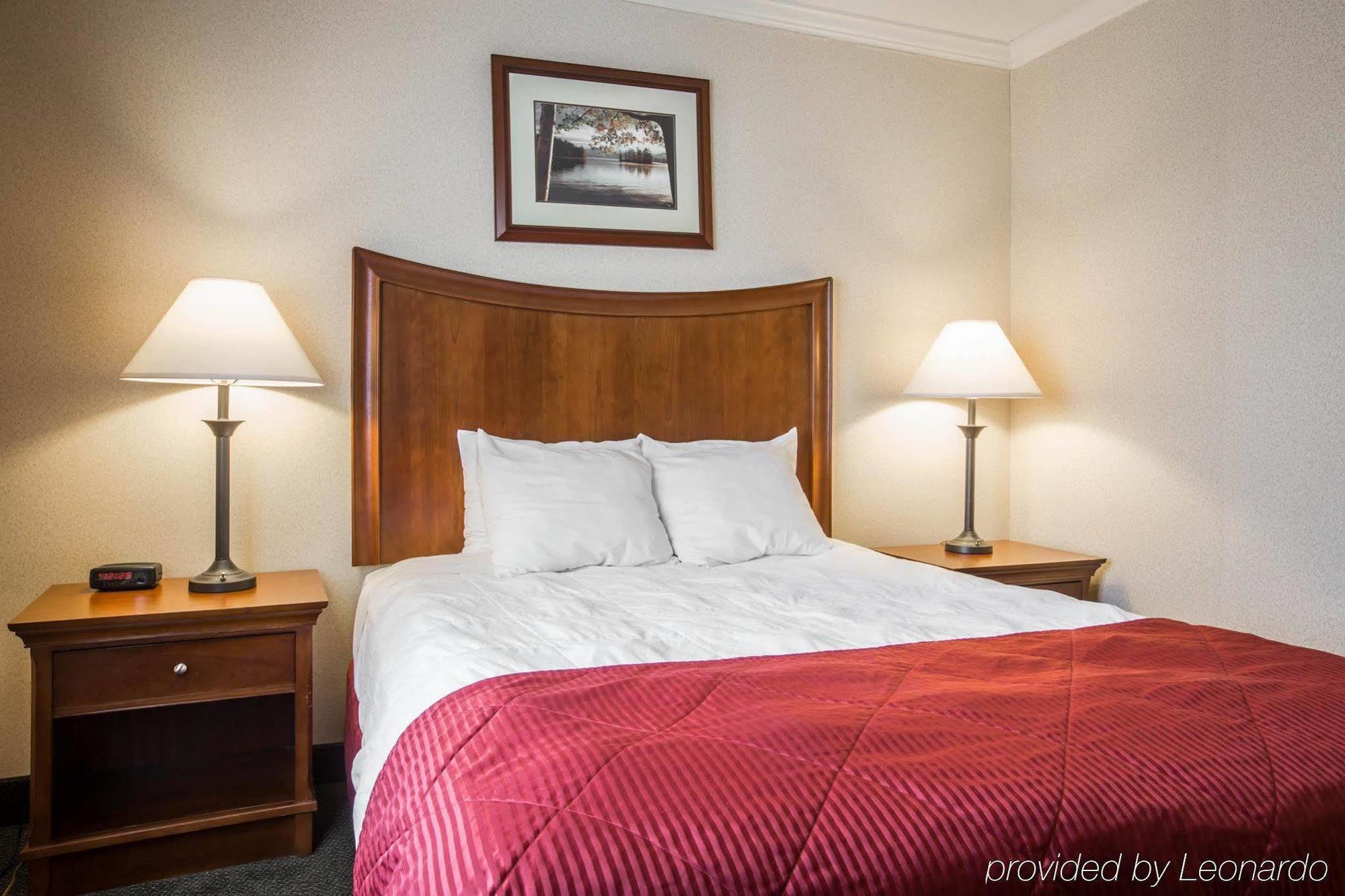 Clarion Inn & Suites At The Outlets Of Lake George Ngoại thất bức ảnh