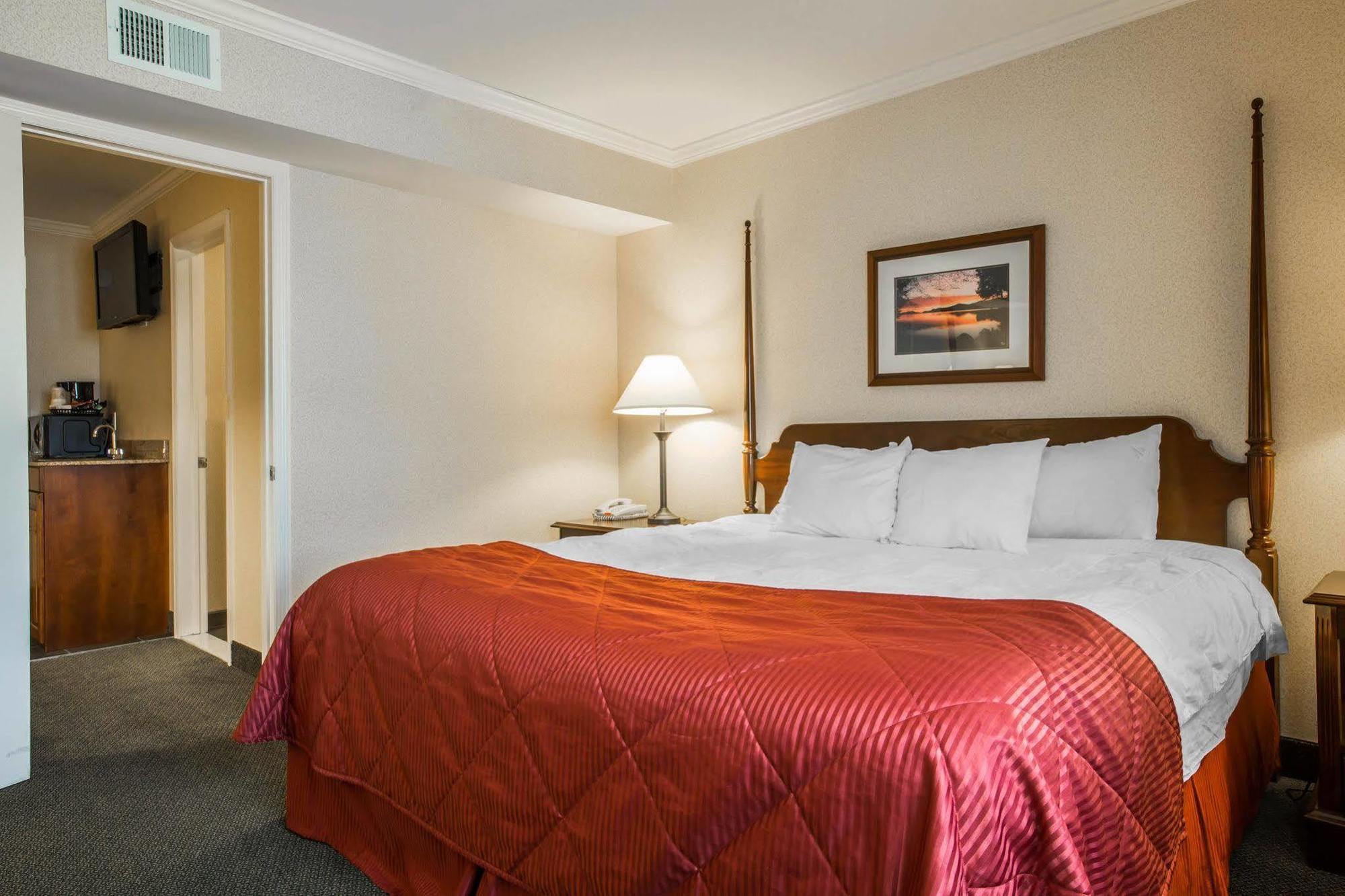 Clarion Inn & Suites At The Outlets Of Lake George Ngoại thất bức ảnh