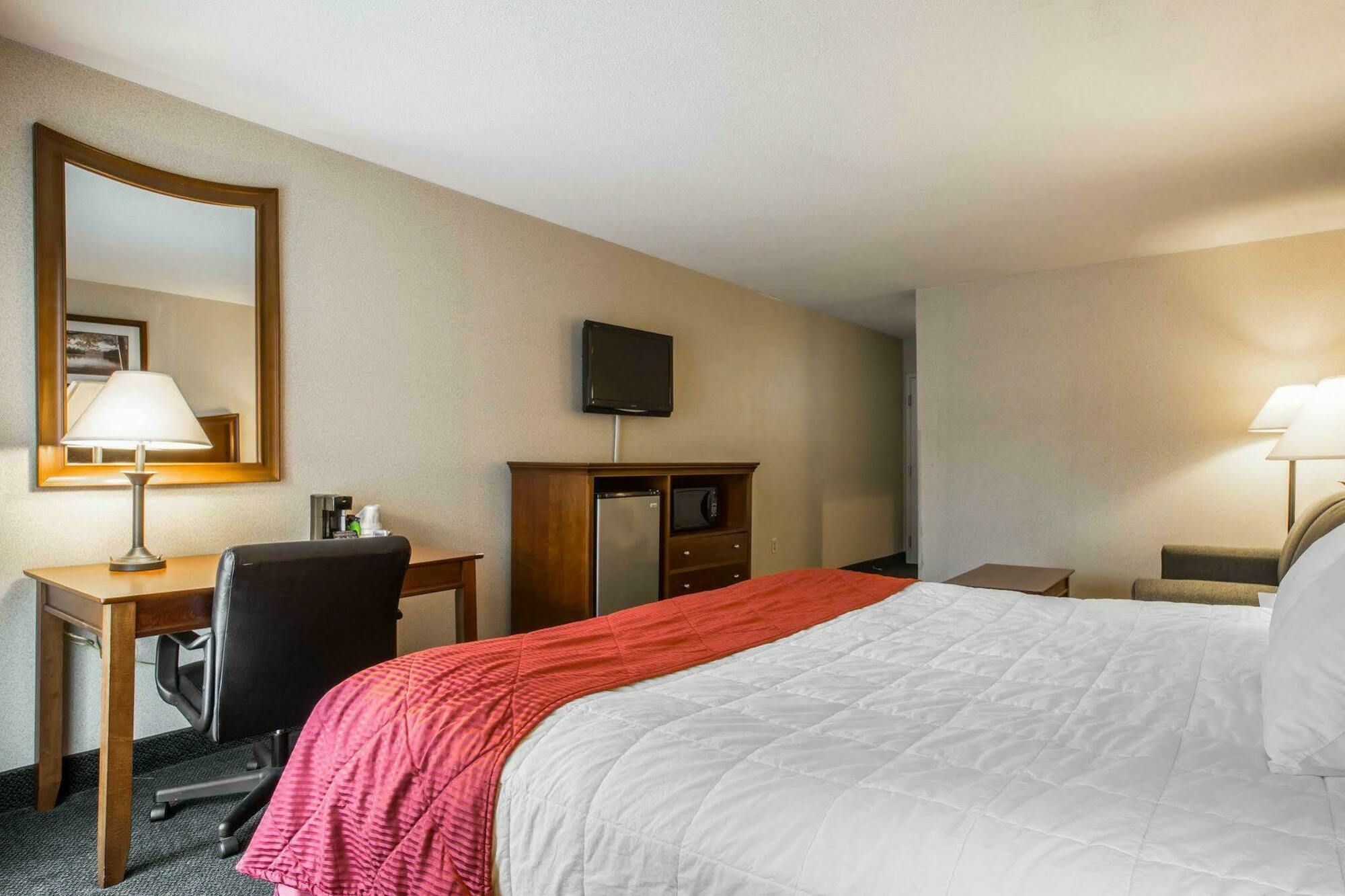 Clarion Inn & Suites At The Outlets Of Lake George Ngoại thất bức ảnh