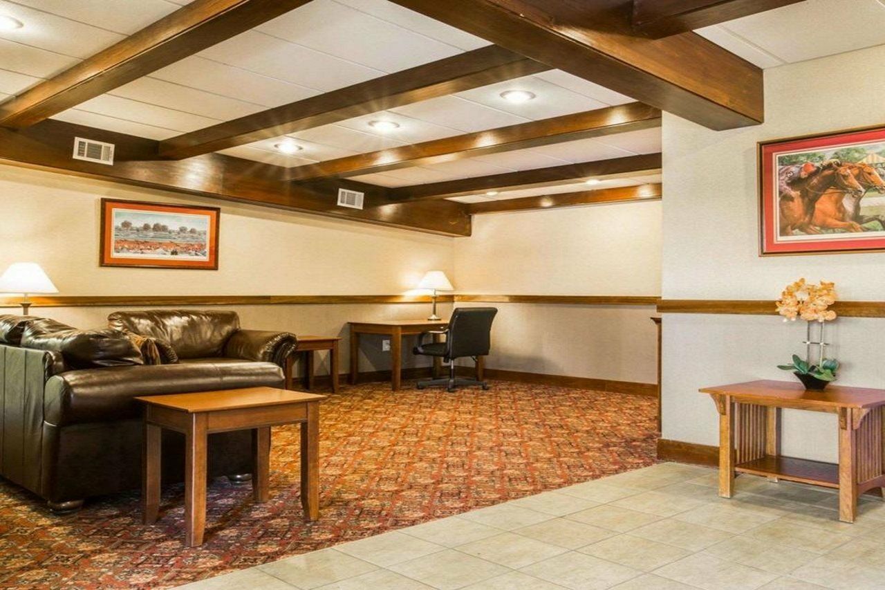 Clarion Inn & Suites At The Outlets Of Lake George Ngoại thất bức ảnh